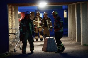 Brandvarnare tjöt i flerfamiljshus – räddningstjänsten ryckte ut