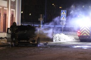 Bil började brinna under färd — Kraftig rökutveckling